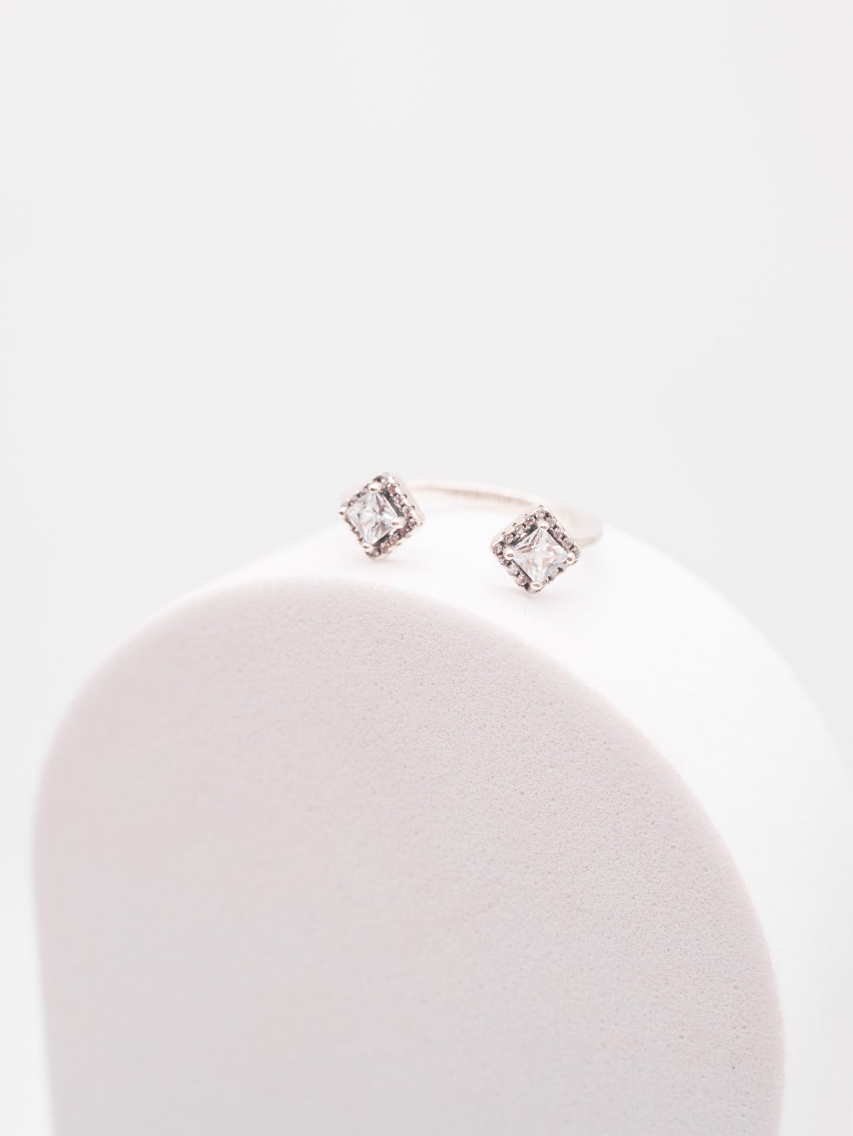 Anillo Pandora Rombo con doble Piedra