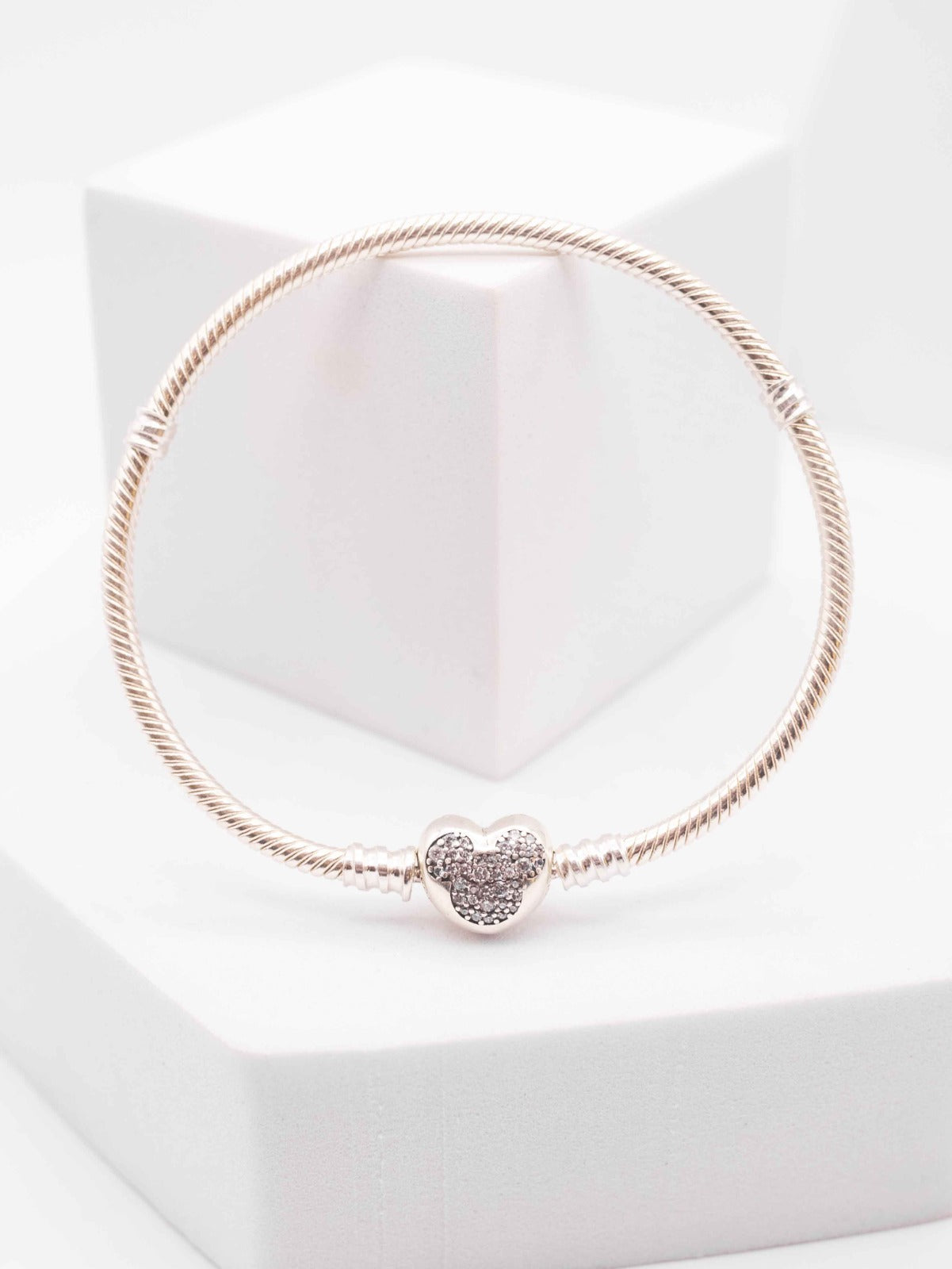 Pulsera Pandora Moments con Broche de Corazón con Mickey Mouse