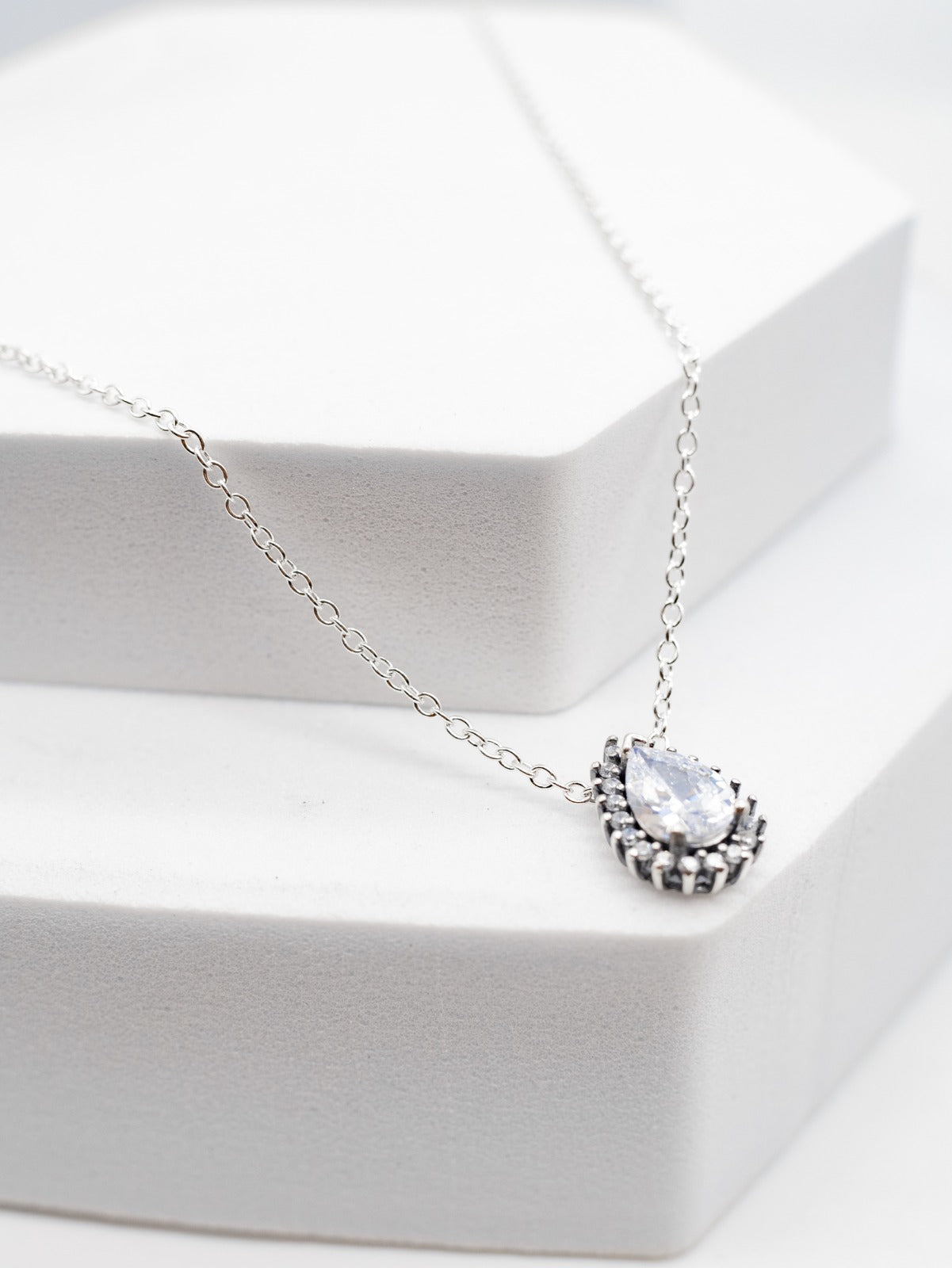 Collar Pandora Halo de Pera Brillante
