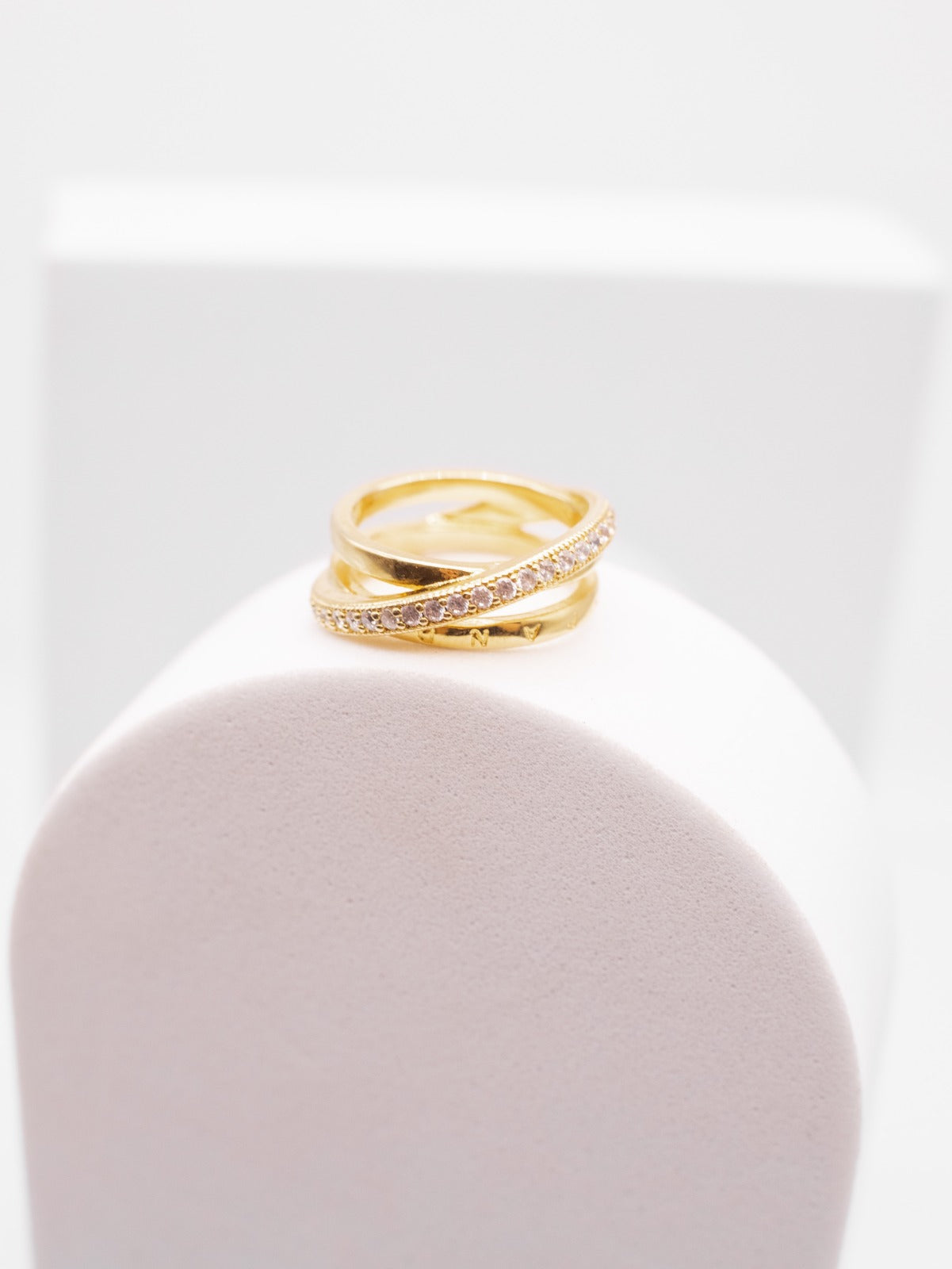 Anillo Pandora Cruzado Triple Alianza en Pave