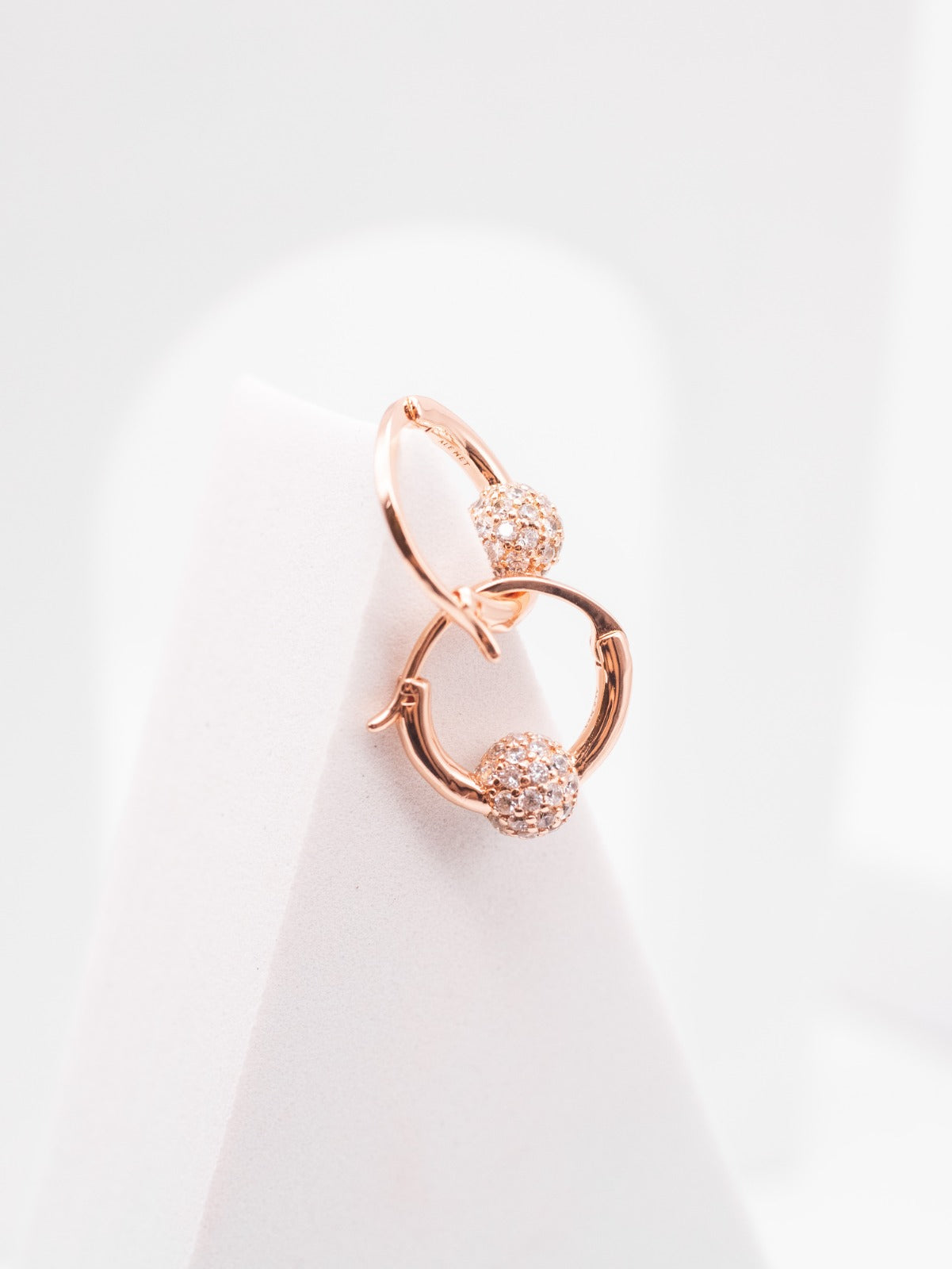 Aretes Pandora Rose Gold Pave Huggie Hoop
