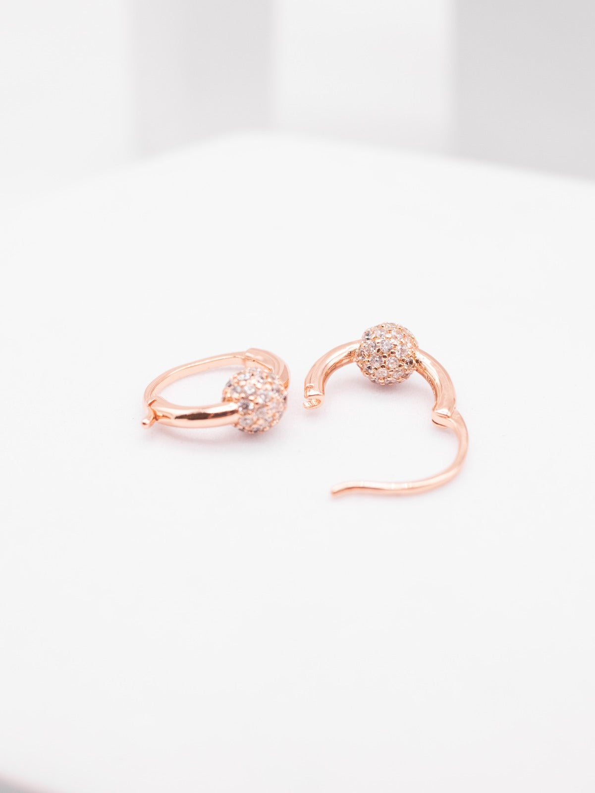 Aretes Pandora Rose Gold Pave Huggie Hoop