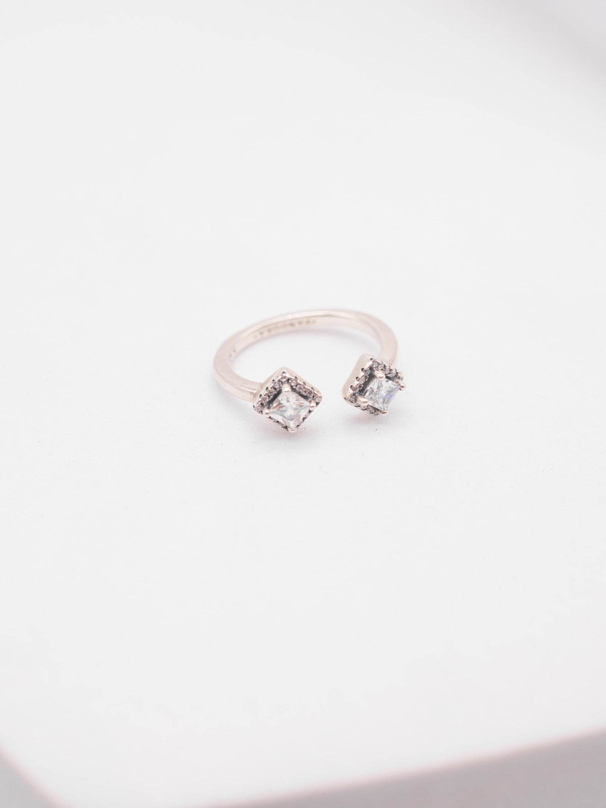 Anillo Pandora Rombo con doble Piedra