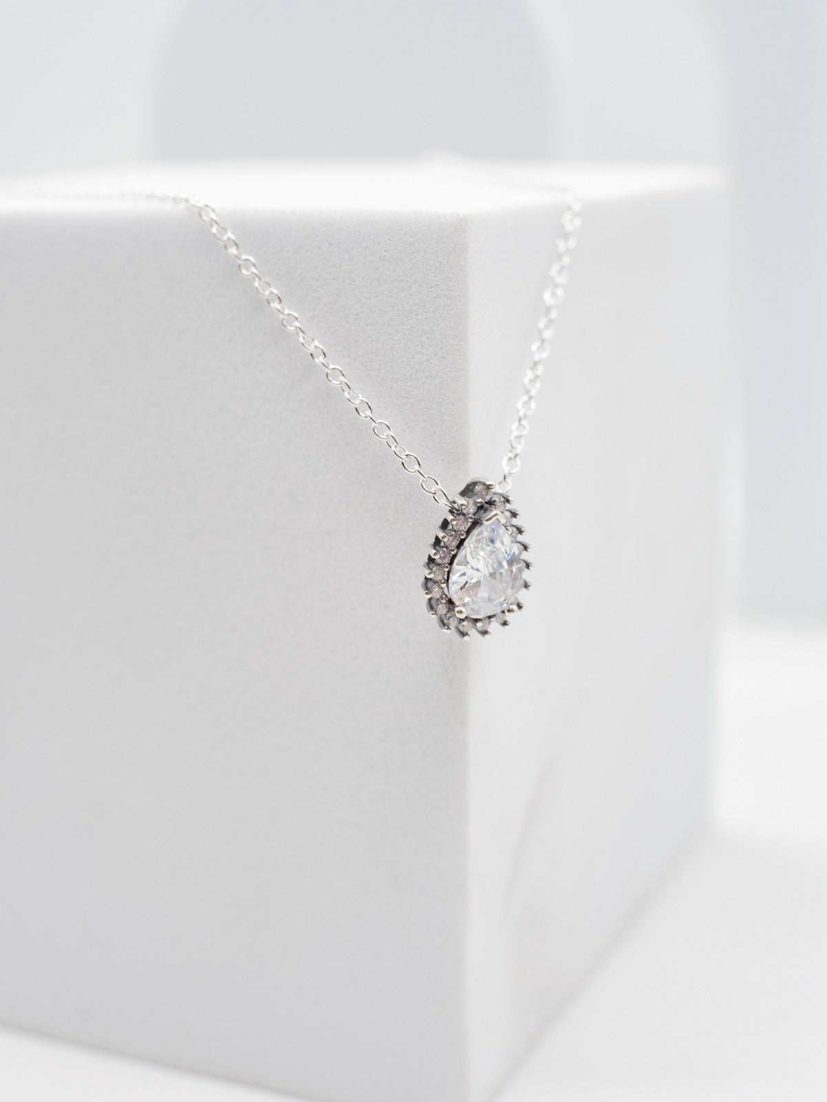 Collar Pandora Halo de Pera Brillante