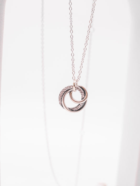 Collar con Pendiente Círculos Entrelazados